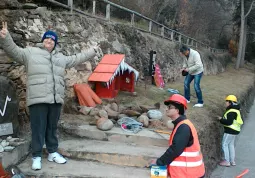 Un momento dei lavori di allestimento